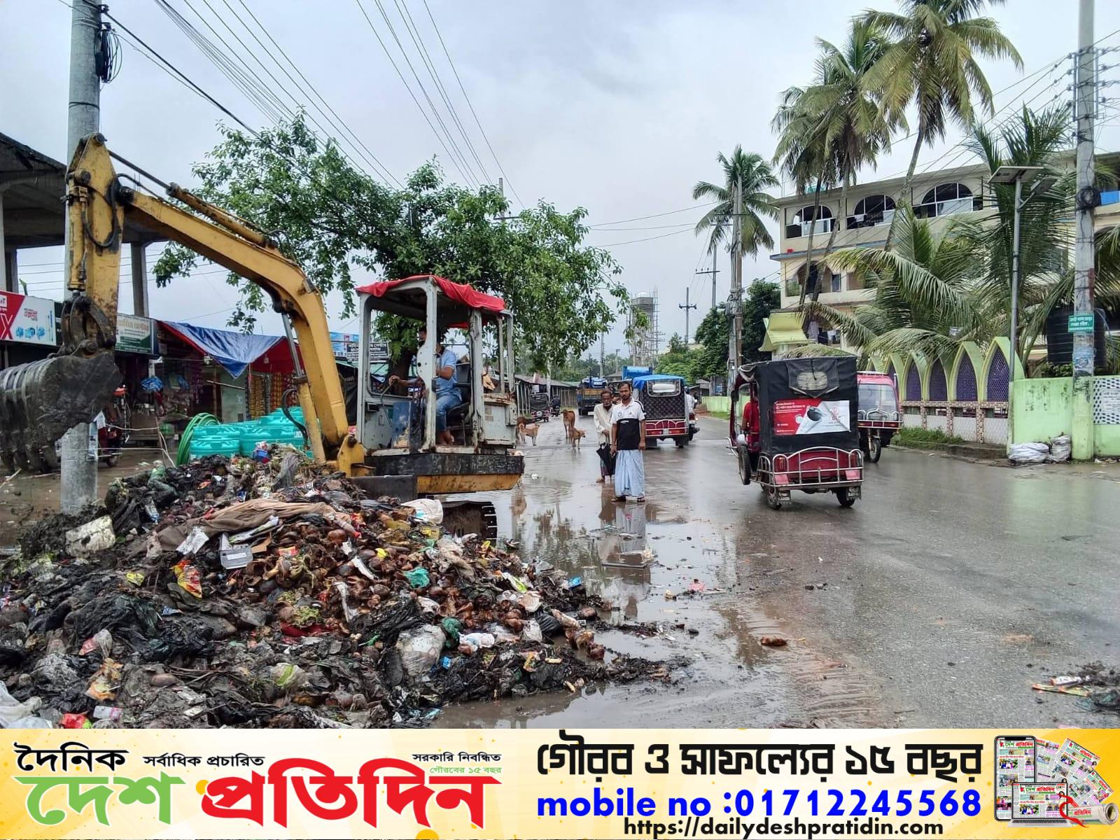 অবশেষে ইউএনও’র হস্তক্ষেপে পরিষ্কার হলো রামু চৌমুহনীর ময়লা