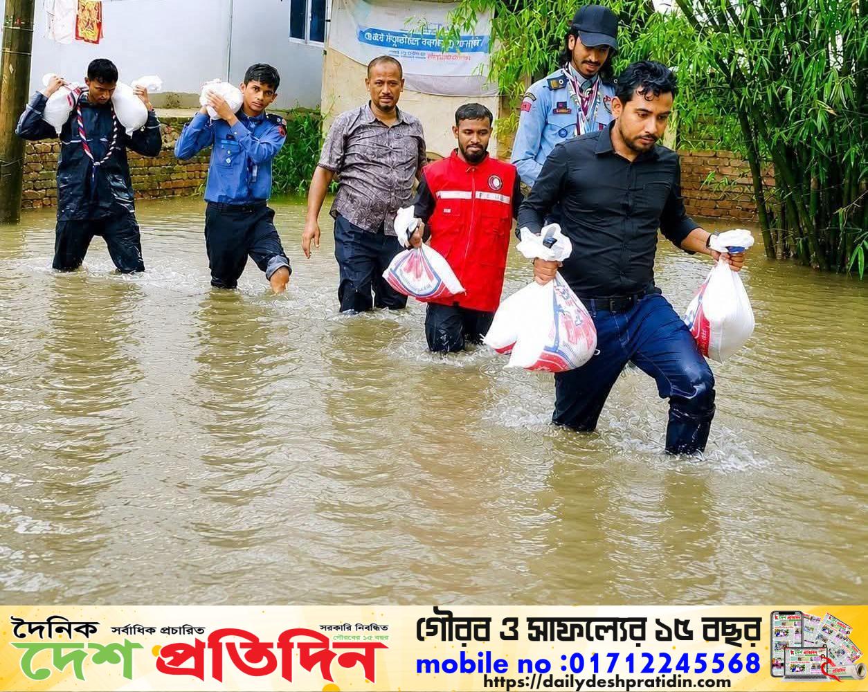 বন্যার্ত মানুষের পাশে দিন-রাত ইউএনও মেহেদী হাসান ফারুক বোয়ালখালী বাসীর মুখে একটাই নাম মানবতার ফেরিওয়ালা, দুর্গম এলাকায় পৌঁছে দিচ্ছে নিজ হাতে ত্রান 