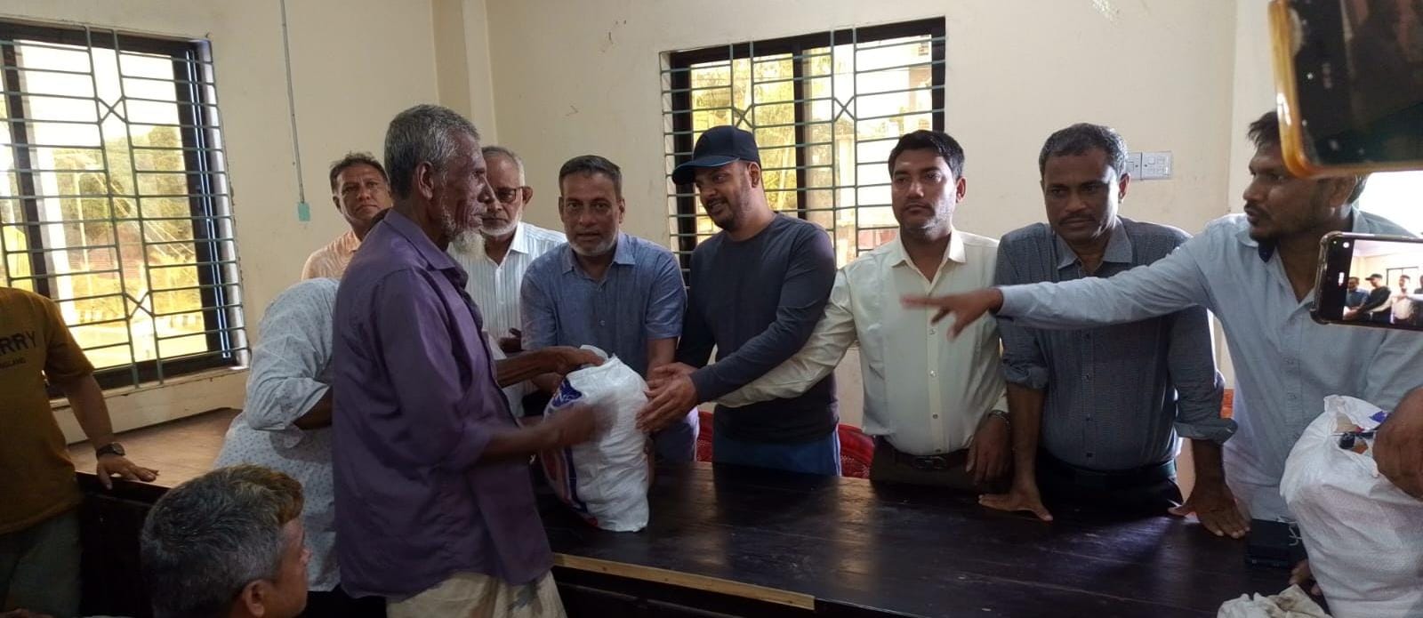 বন্যায় কর্মহীন মানুষের মাঝে মানবিক ত্রাণ কর্মসূচির উদ্বোধন করলেন এমপিপুত্র সাকের কাদের চৌধুরী