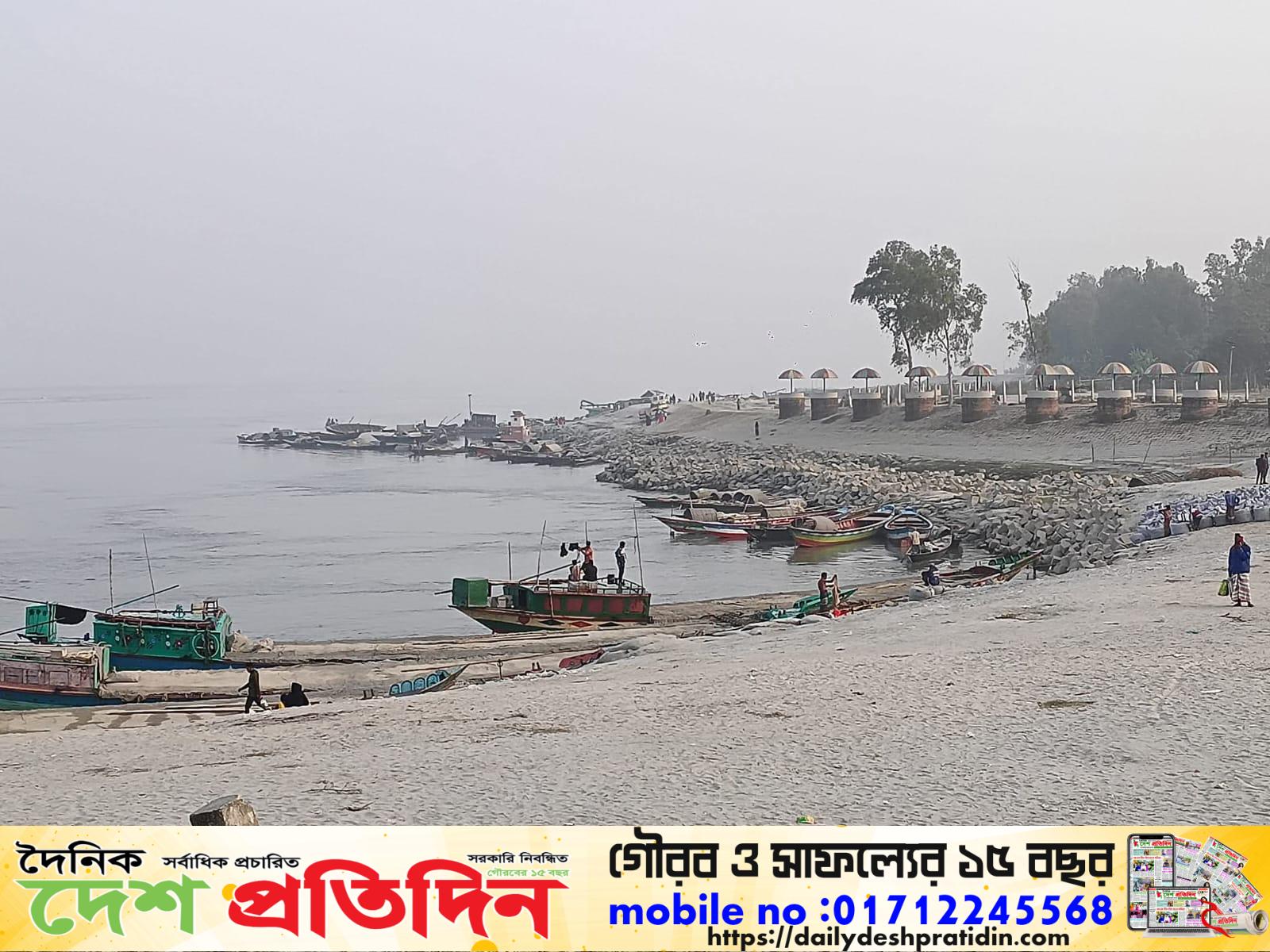 বর্ষায় যমুনা পাড়ে পর্যটকদের ঢল