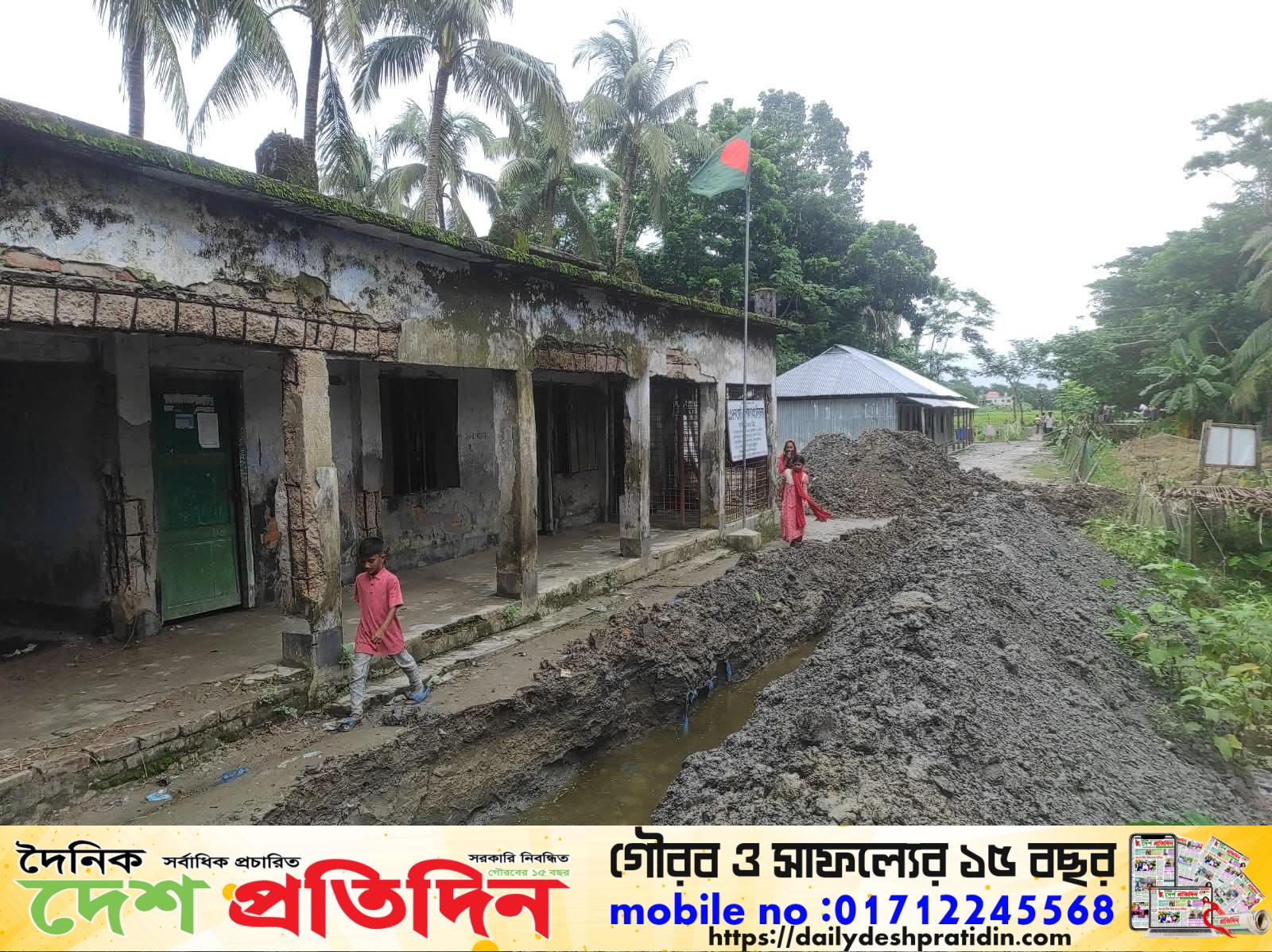 গলাচিপায় স্কুলের মাঠ ও রাস্তা কেটে ইউপি সদস্যের মাছের ঘেরের পানি অপসরণ