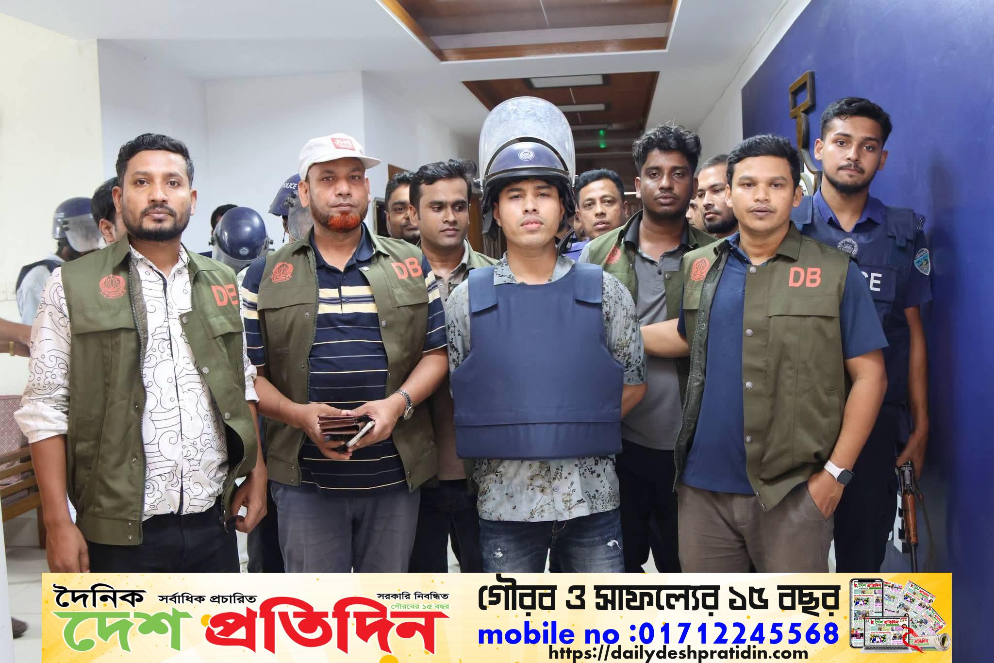 চট্টগ্রাম জেলা গোয়েন্দা (ডিবি) পুলিশের ধারাবাহিক অভিযানে বহুল আলোচিত শীর্ষ সন্ত্রাসী ‘ডেভিড ইমন’সহ গ্রেফতার ০৫; বিদেশি পিস্তল, এলজি ও দেশীয় অস্ত্র উদ্ধার