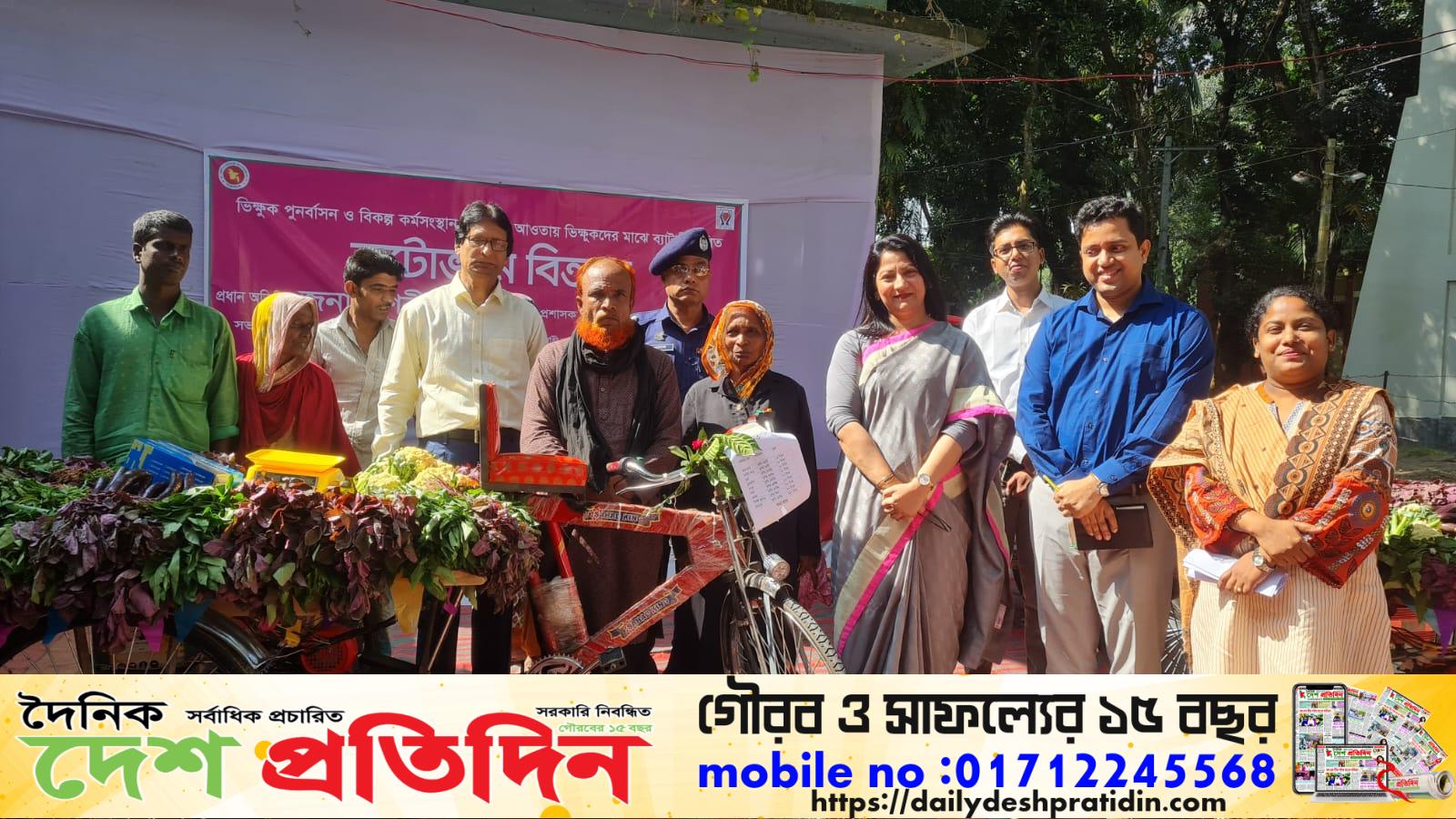 বাসাইলে ভিক্ষুকদের মাঝে ব্যাটারিচালিত অটোভ্যান বিতরণ