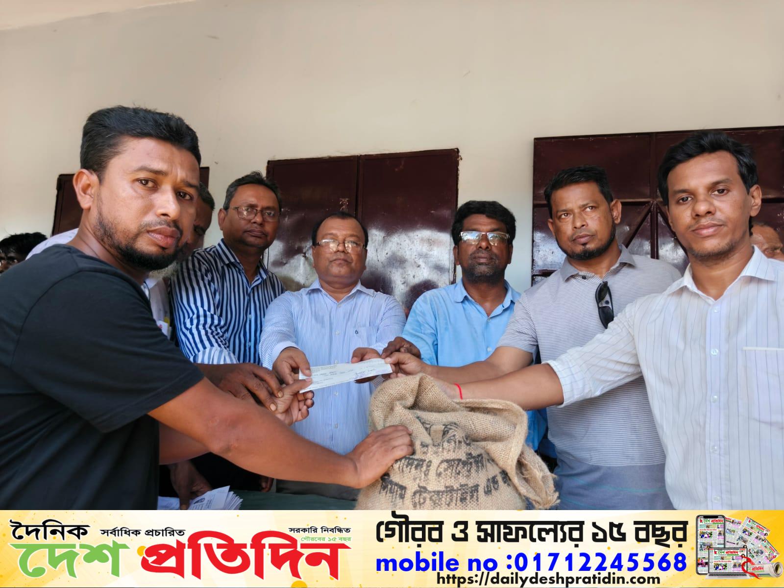 মাননীয় প্রধানমন্ত্রীর প্রতিশ্রুতি শ্রীমঙ্গলে বন্যার্ত ক্ষতিগ্রস্ত কৃষকদের মাঝে ৩ মাসের প্রণোদনা চেক ও চাল বিতরণ