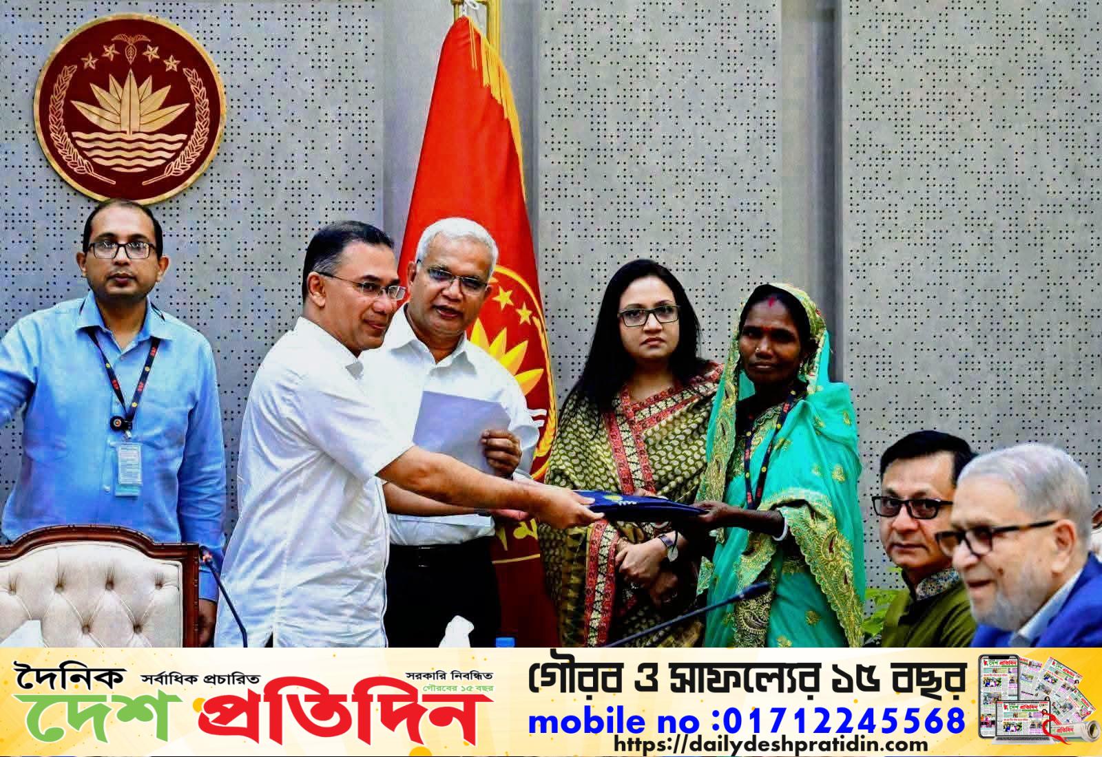 প্রধানমন্ত্রীর উপহার হিসেবে রেইনকোট পাচ্ছেন চা শ্রমিকরা