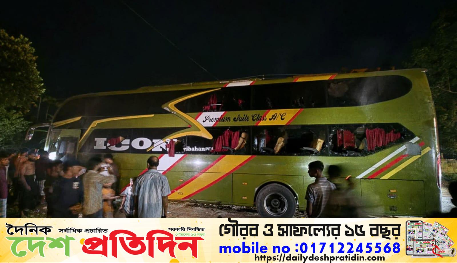 রামুতে আইকন পরিবহনের এসি বাসে অগ্নিকাণ্ড, জানালা ভেঙে ৩০ যাত্রী উদ্ধার