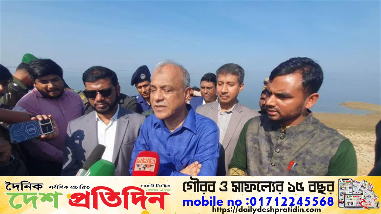 সুনামগঞ্জের ধর্মপাশা ও মধ্যনগর উপজেলার হাওরে বীজতলা তৈরিতে ব্যস্ত কৃষক