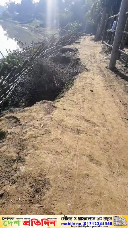 বড়লেখার হাওরপারের কাঁচা রাস্তার অবস্থা বেহাল