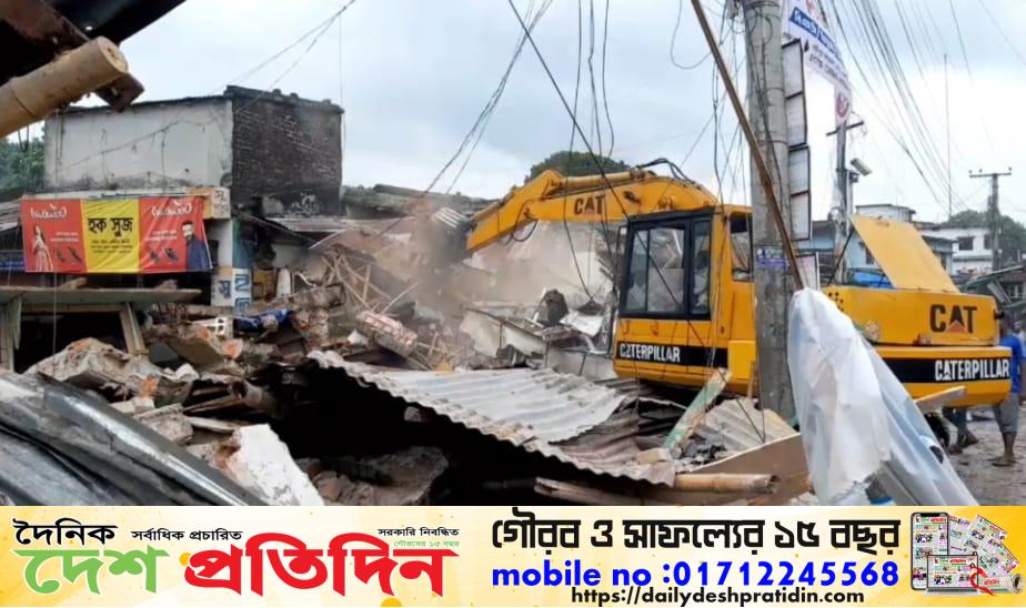 চাঁপাইনবাবগঞ্জের রহনপুর রেলের জায়গায় অবৈধ স্থাপনা উচ্ছেদে অভিযান