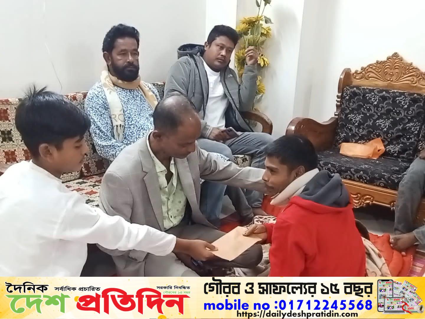 দুর্গাপুরে অসহায় চা বিক্রেতা ফারুকের পাশে সমাজসেবক মঞ্জুরুল হক