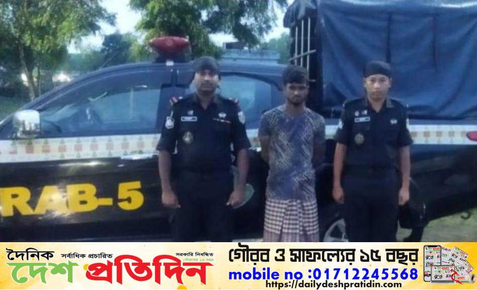 অভিনব কায়দায় পাচার কালে ফেনসিডিলসহ একজন পাচারকারী আটক