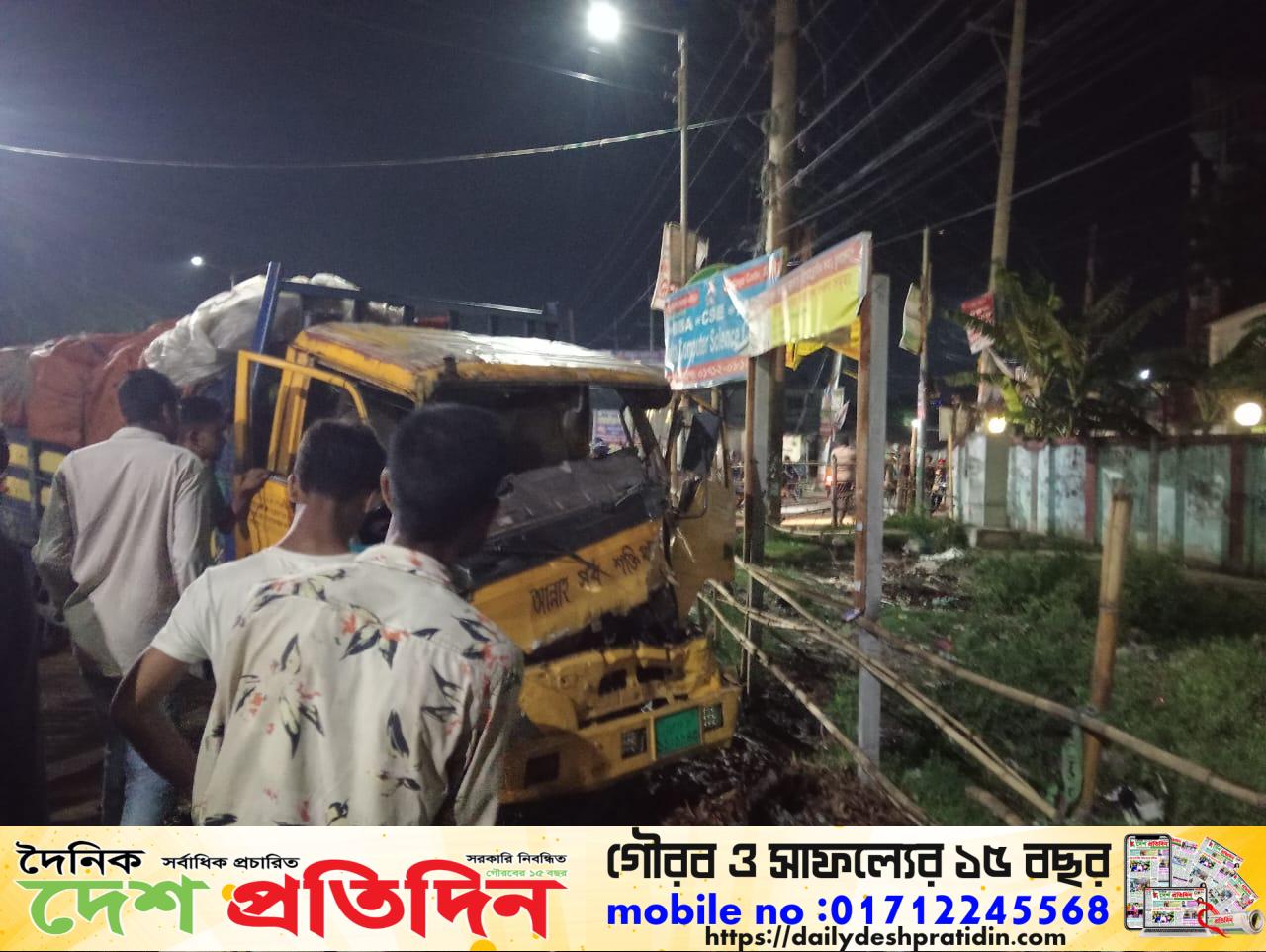রংপুর টার্মিনালে একটি মালবাহী ট্রাক ইউ টার্ন নিতে গিয়ে বাসের সঙ্গে মুখোমুখি সংঘর্ষ