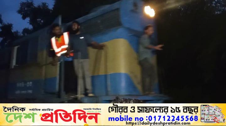 চুয়াডাঙ্গায় টানা দুই ঘন্টা পর প্রশাসনের আশ্বাসে রেলপথ ছাড়লেন অবরোধকারীরা