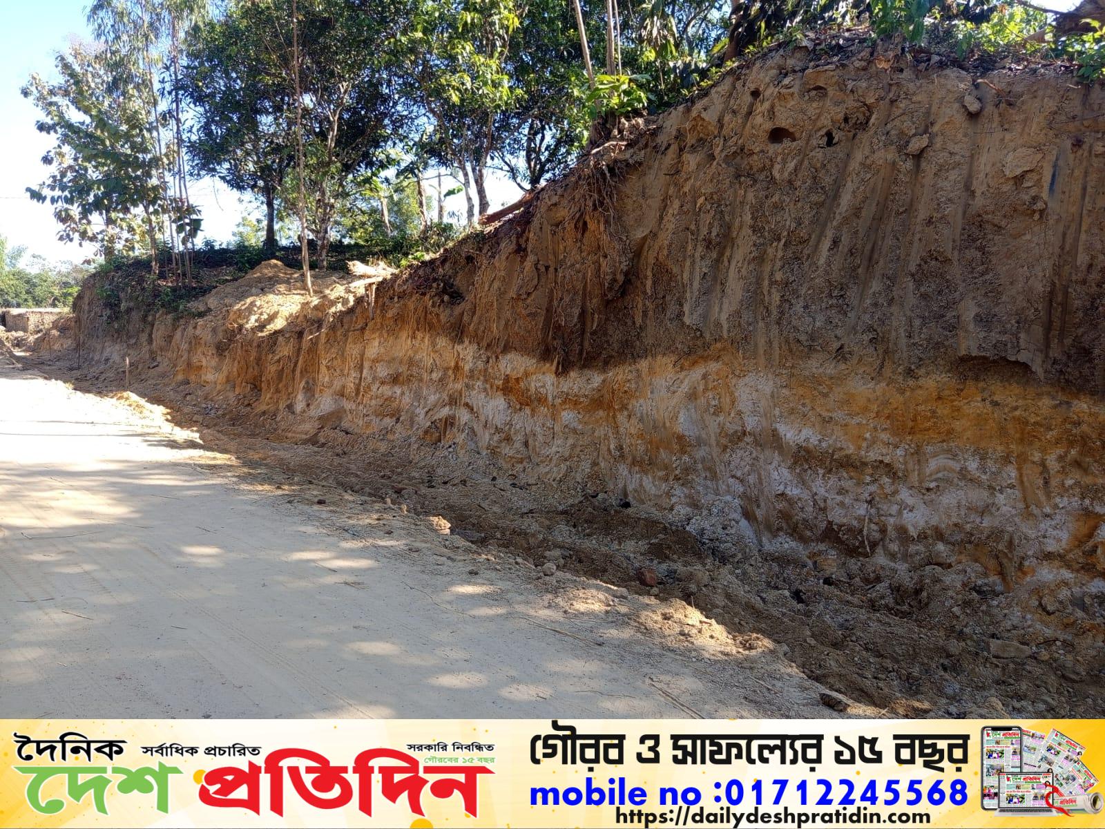 খুটাখালী–কাগজিখোলা সড়ক নির্মাণে অনিয়মের অভিযোগ: নিম্নমানের ইট ব্যবহার রোধে এলাকাবাসীর প্রতিবাদ
