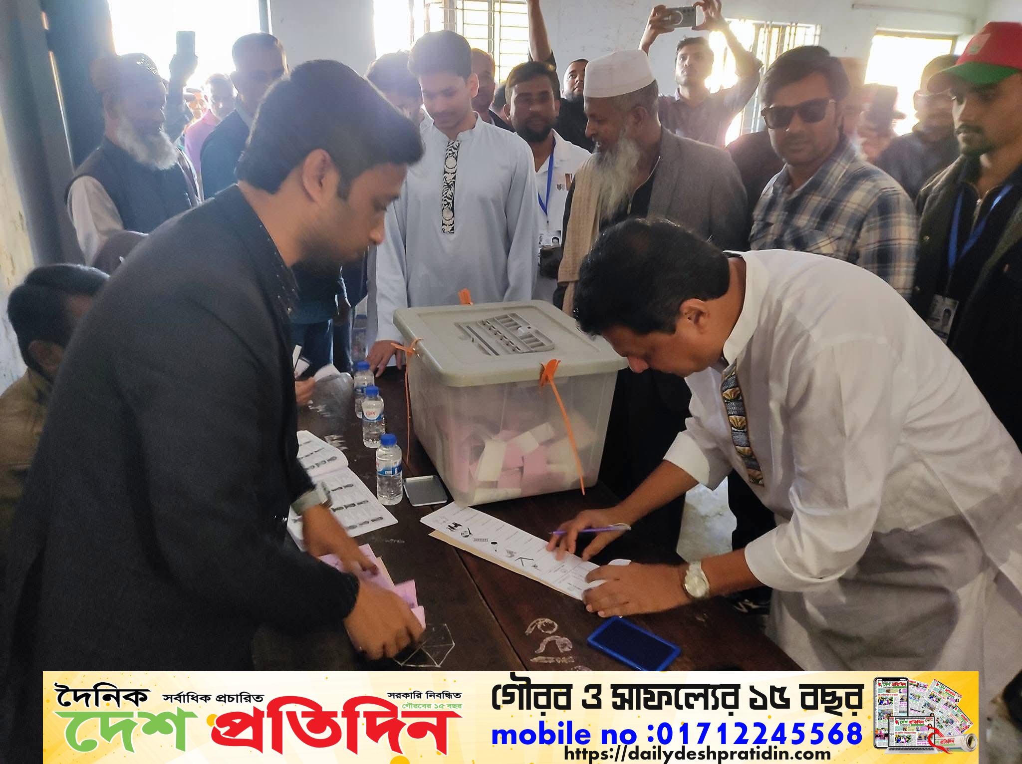কুমিল্লা-৮ আসনে ভোট দিলেন ধানের শীষের হেভিওয়েট প্রার্থী জাকারিয়া তাহের সুমন