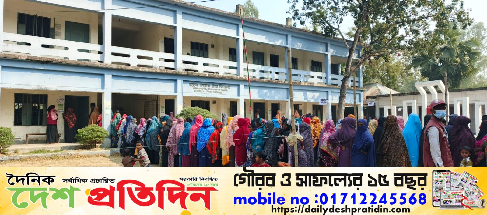 বেলা বাড়ার সঙ্গে সঙ্গে ভোট কেন্দ্রে বাড়ছে ভোটারের চাপ
