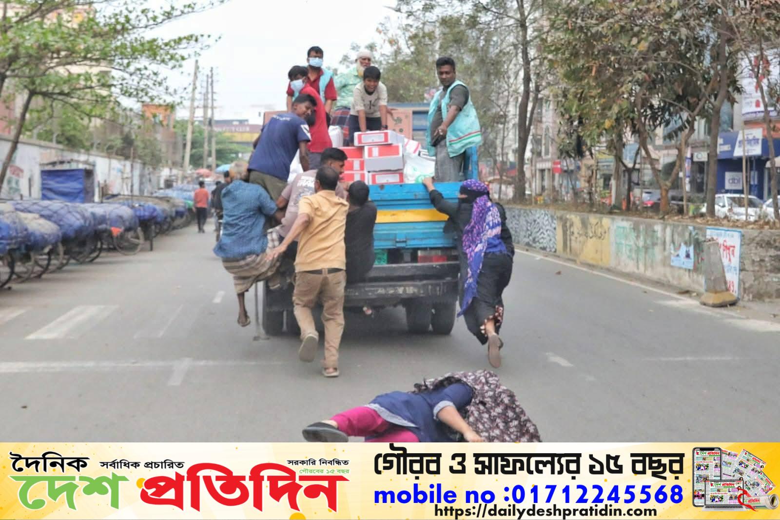 টিসিবি পণ্য কিনতে মানুষের ভিড়