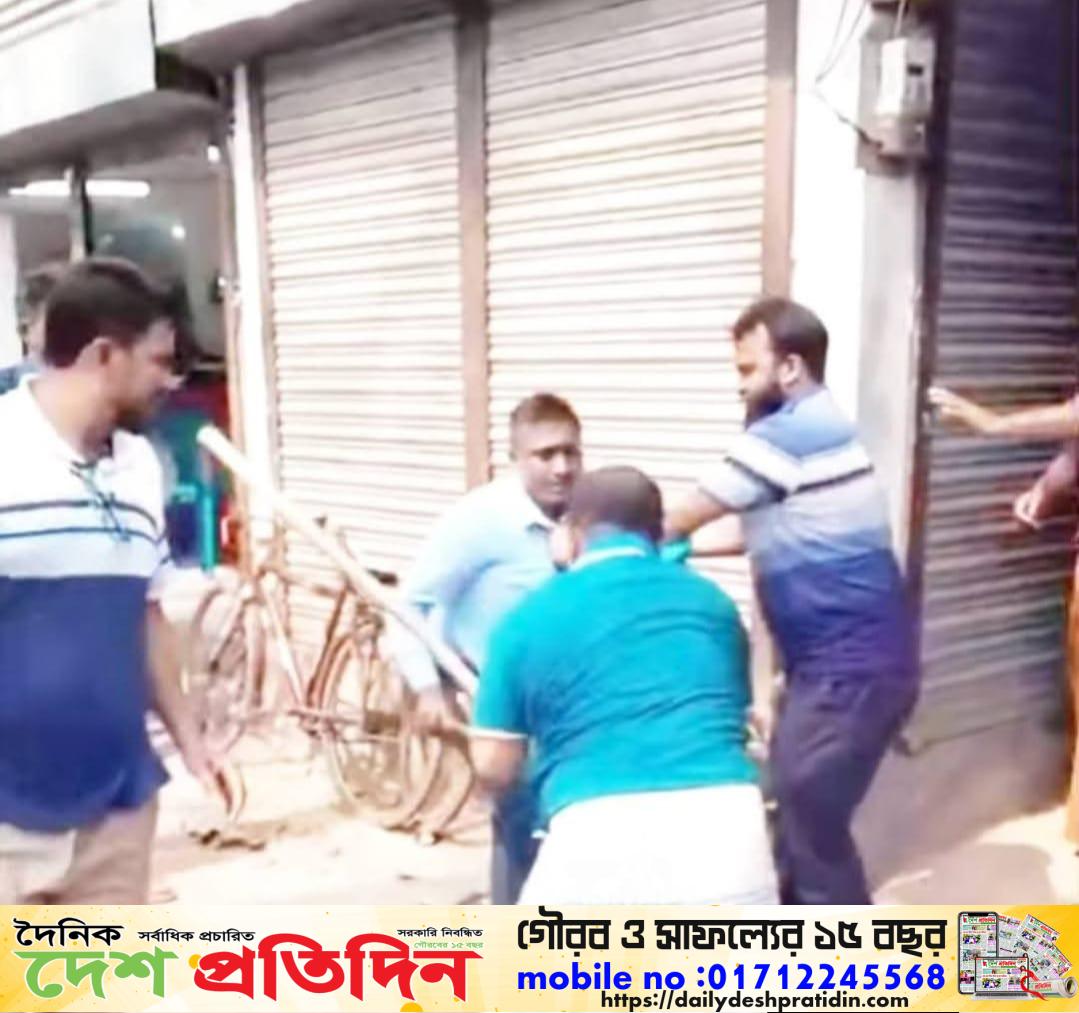 ঝিনাইদহের হাটে লুঙ্গি চোর সন্দেহে যুবক আটক গণ পিটুনি