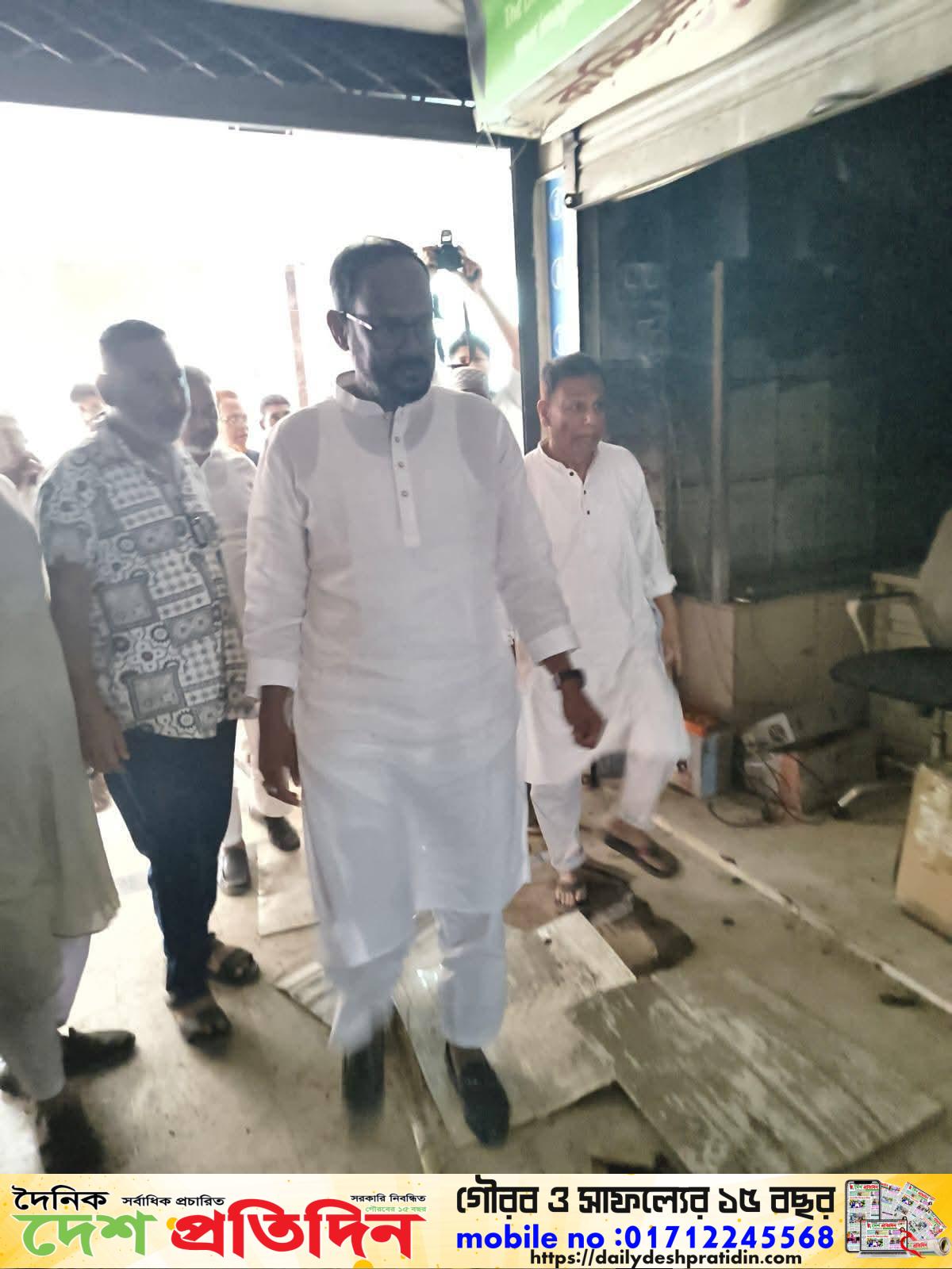 আগুনে পুড়ে যাওয়া আজিজ প্লাজা পরিদর্শন করেছেন প্রতিমন্ত্রী সুলতান সালাউদ্দিন টুকু