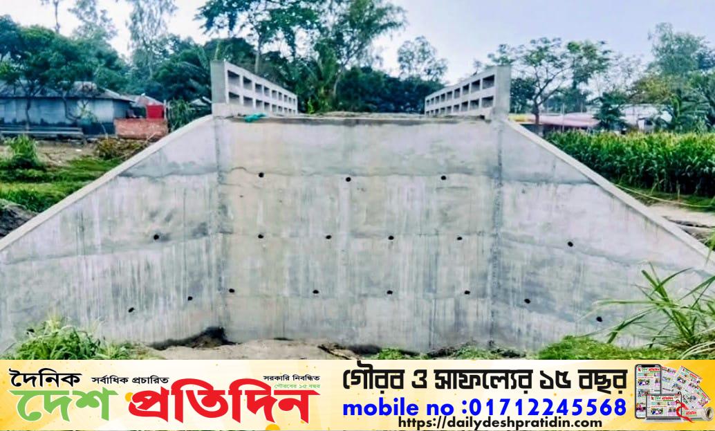 বগুড়ায় ব্রিজের দু’পাশের এপ্রোচে মাটি ভরাট না করায় পথচারীদের দুর্ভোগ
