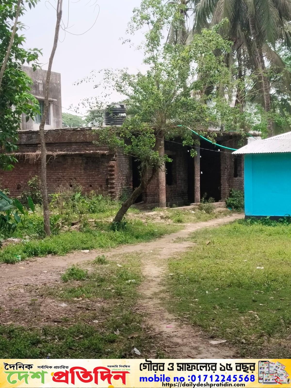 রাজাপুর উপজেলা: উপজেলা পরিষদের ভিতরে পরিত্যক্ত ভবনে জমছে মাদকের আসর, বাড়ছে জননিরাপত্তা শঙ্কা